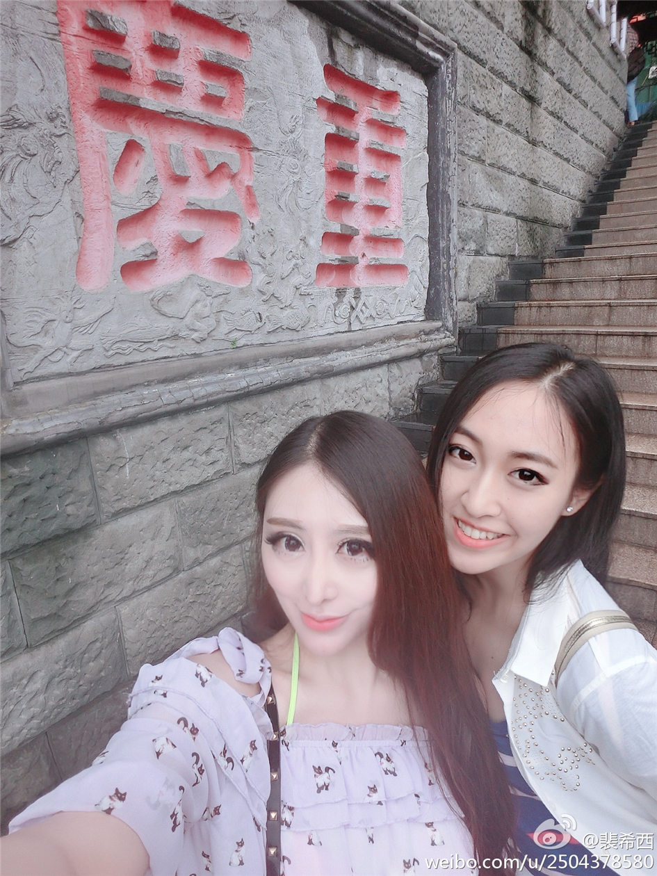 裴希西 性感小美女酥胸美乳自拍图片