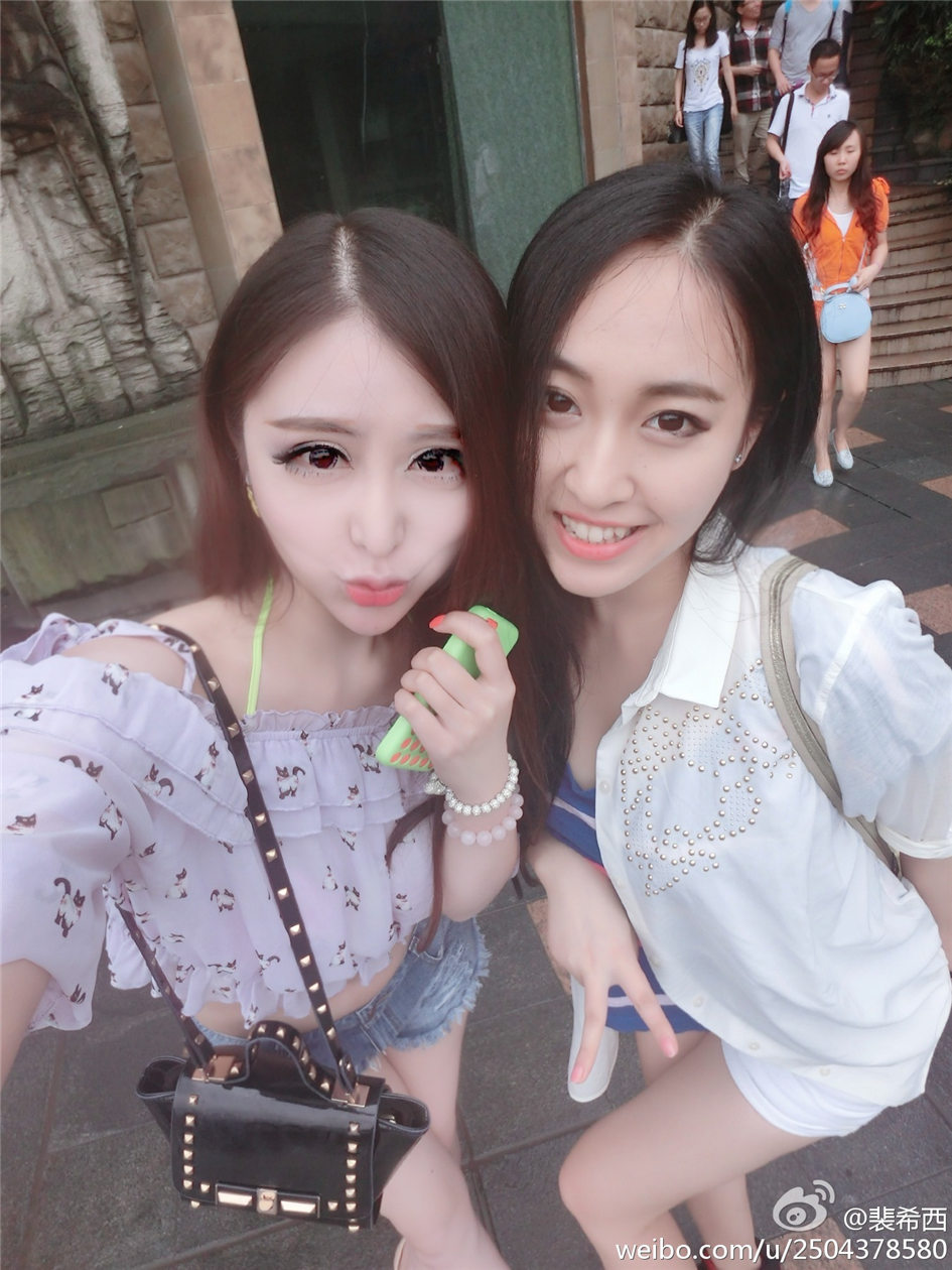 裴希西 性感小美女酥胸美乳自拍图片