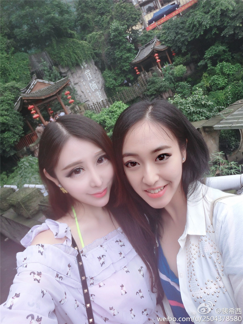 裴希西 性感小美女酥胸美乳自拍图片