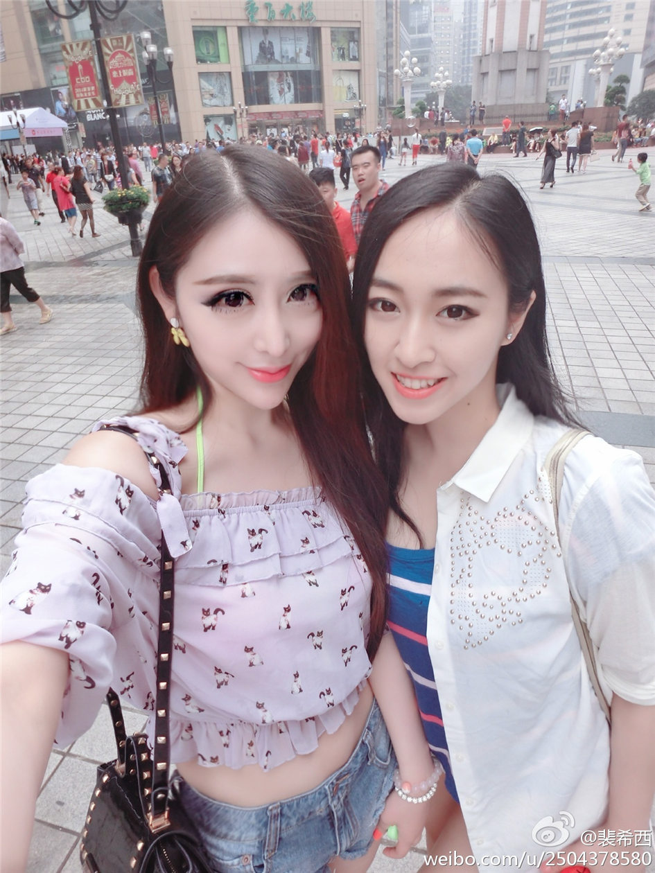 裴希西 性感小美女酥胸美乳自拍图片