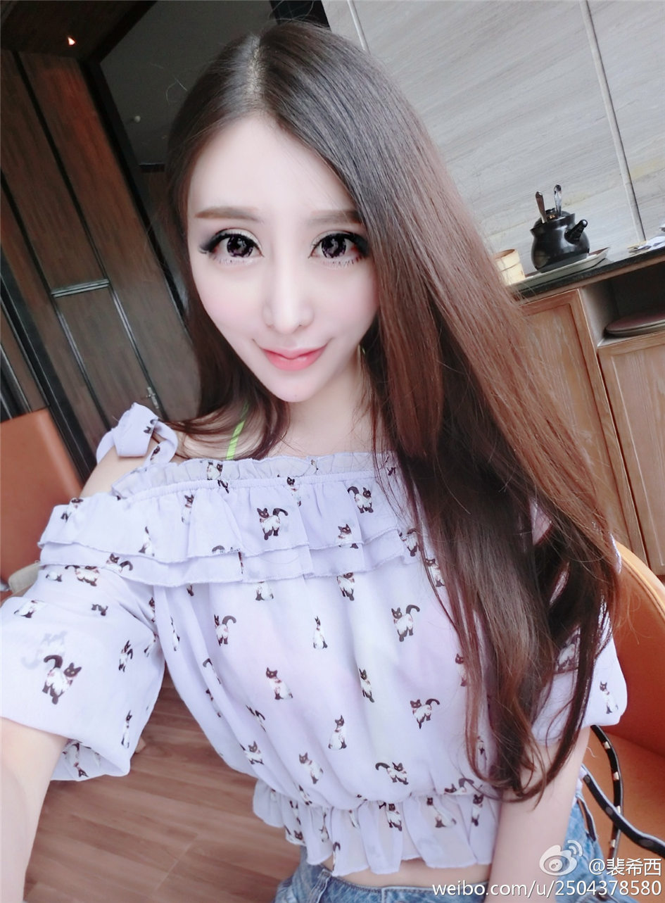 裴希西 性感小美女酥胸美乳自拍图片