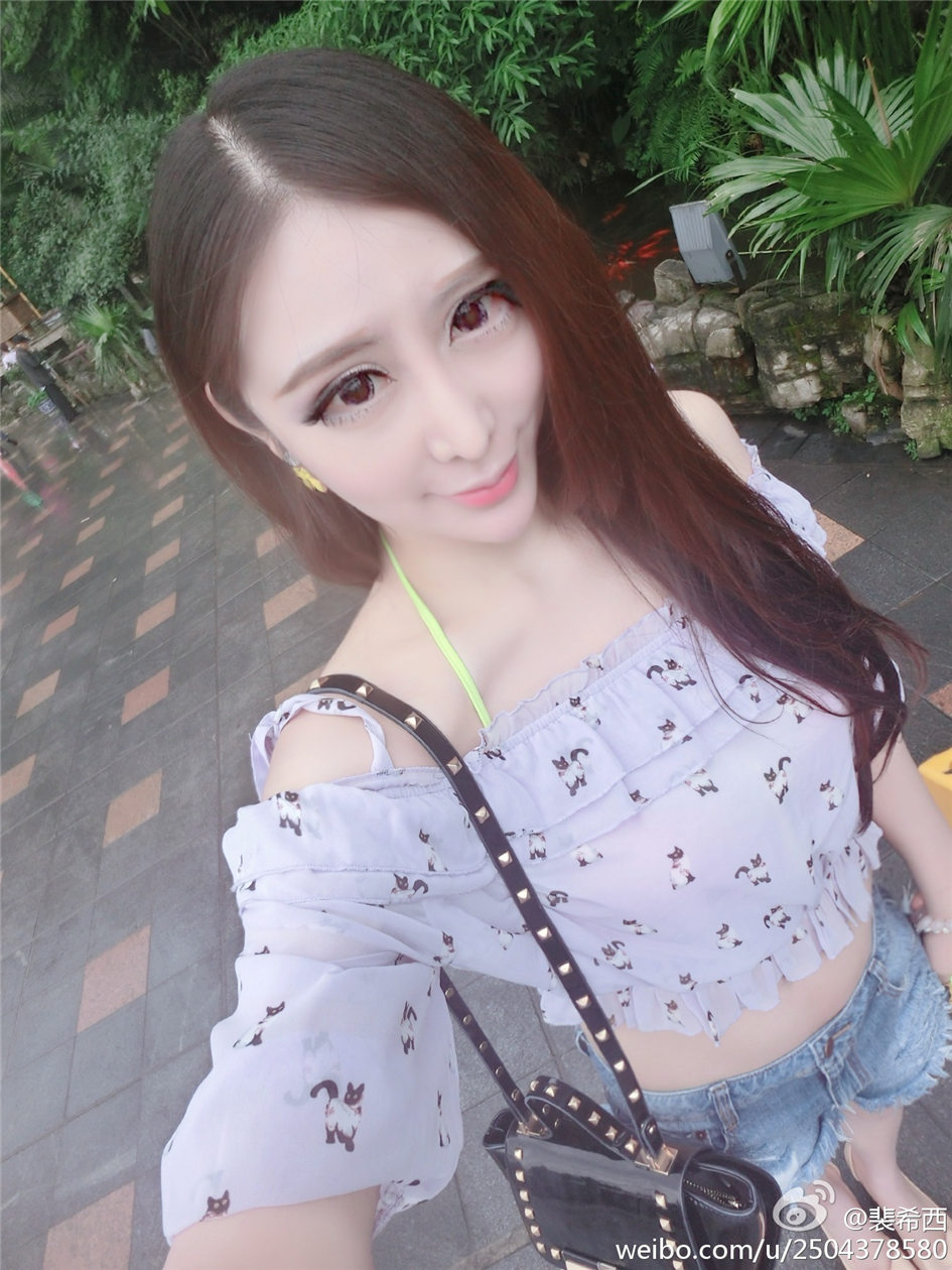 裴希西 性感小美女酥胸美乳自拍图片