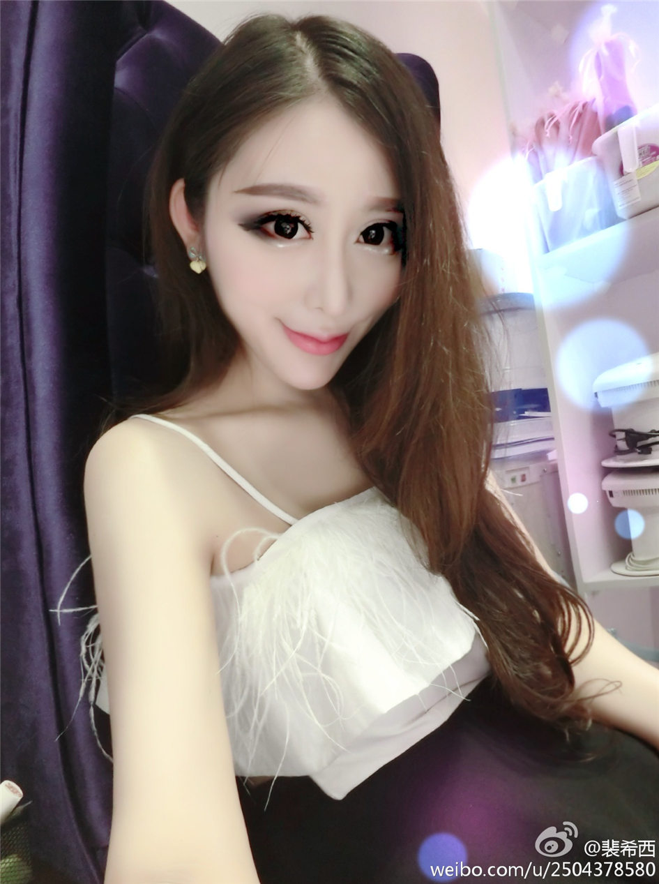 裴希西 性感小美女酥胸美乳自拍图片