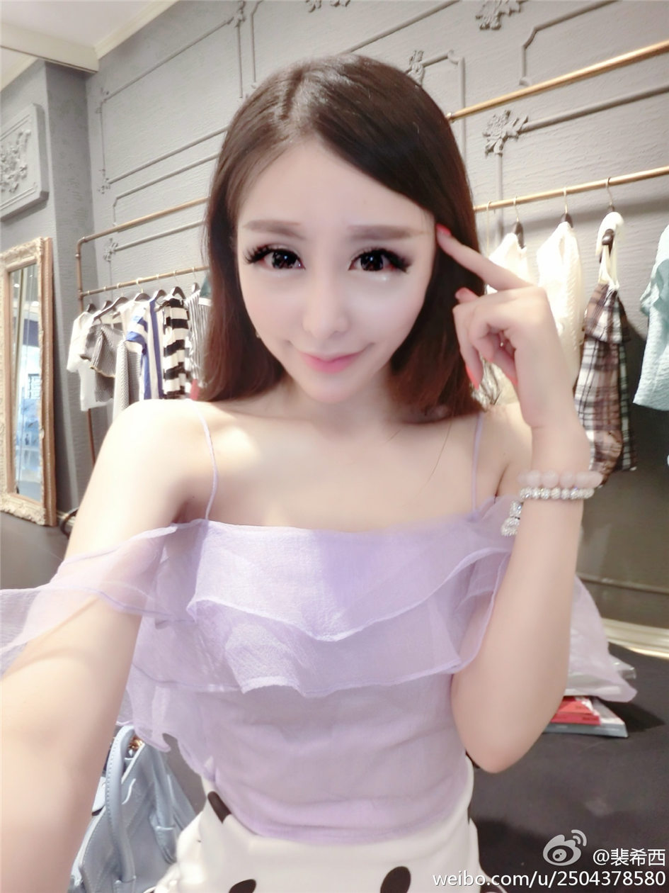 裴希西 性感小美女酥胸美乳自拍图片