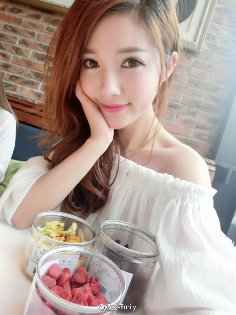 奶茶Emily 甜美正妹私房照诱惑写真图