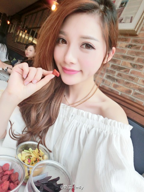 奶茶Emily 甜美正妹私房照诱惑写真图
