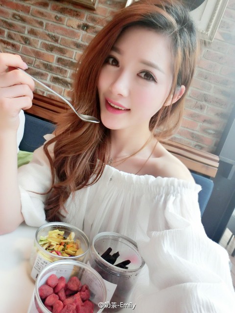 奶茶Emily 甜美正妹私房照诱惑写真图