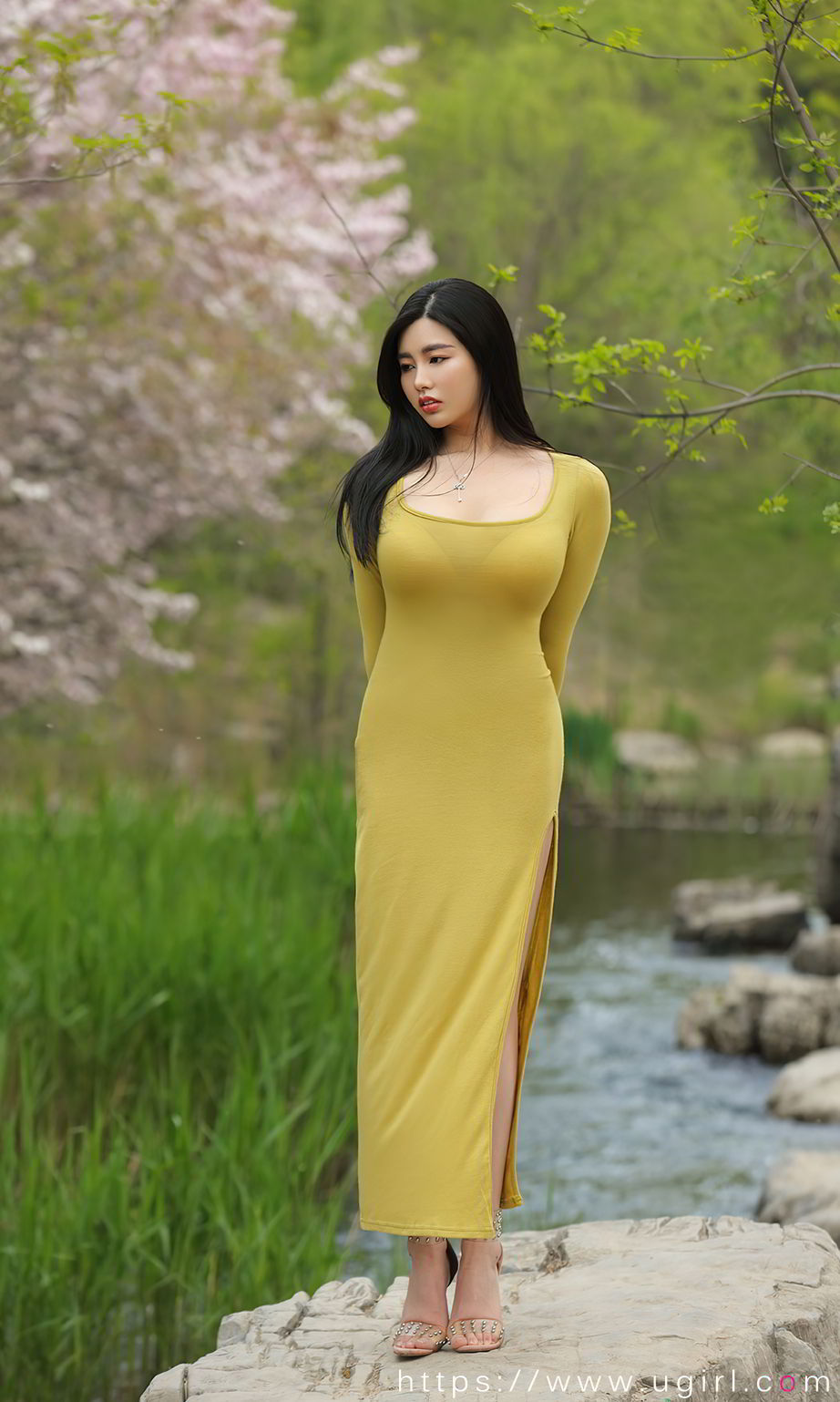娜露Selena赏春 波涛胸涌春行中