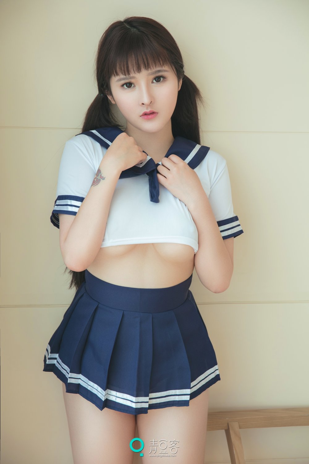 白肌女神杨漫妮 学生服与开胸内衣