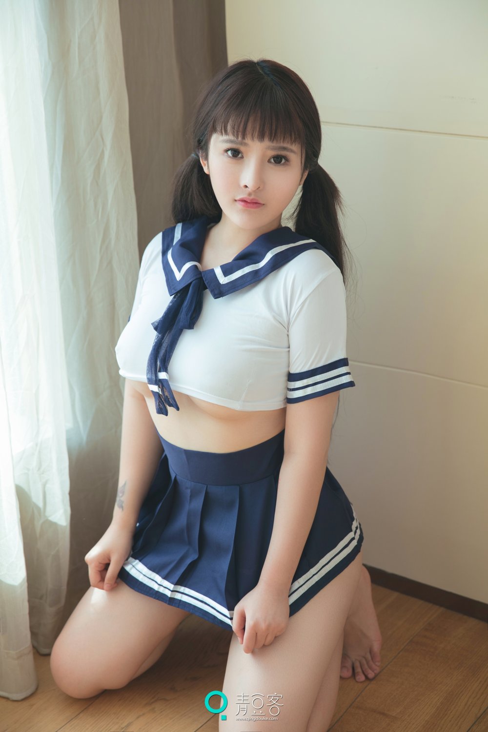 白肌女神杨漫妮 学生服与开胸内衣