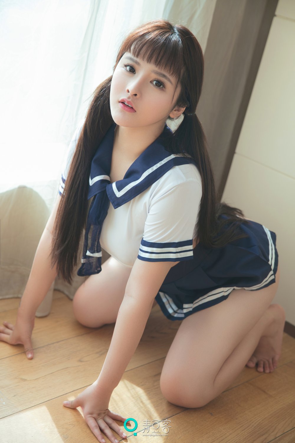 白肌女神杨漫妮 学生服与开胸内衣