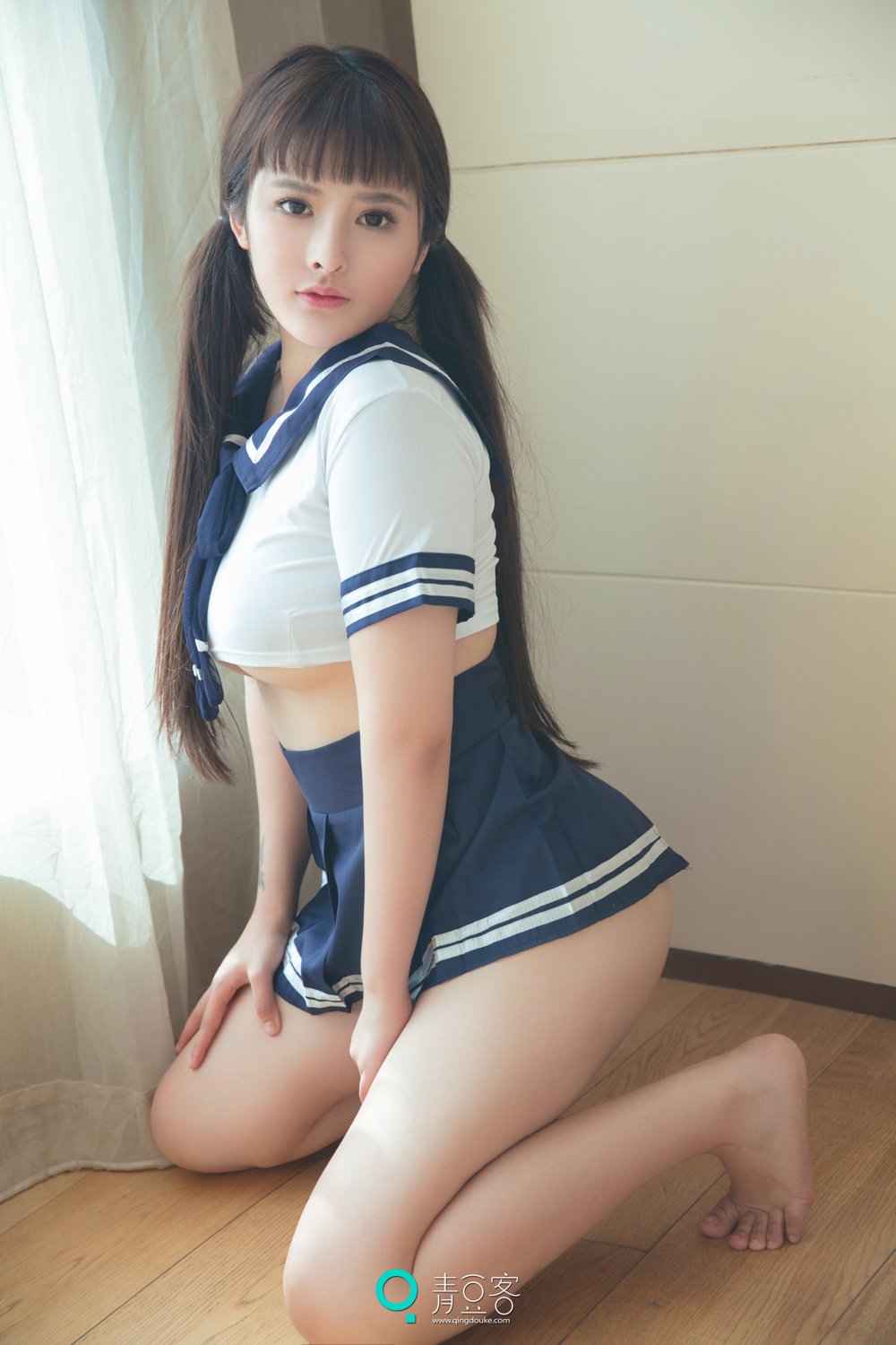 白肌女神杨漫妮 学生服与开胸内衣