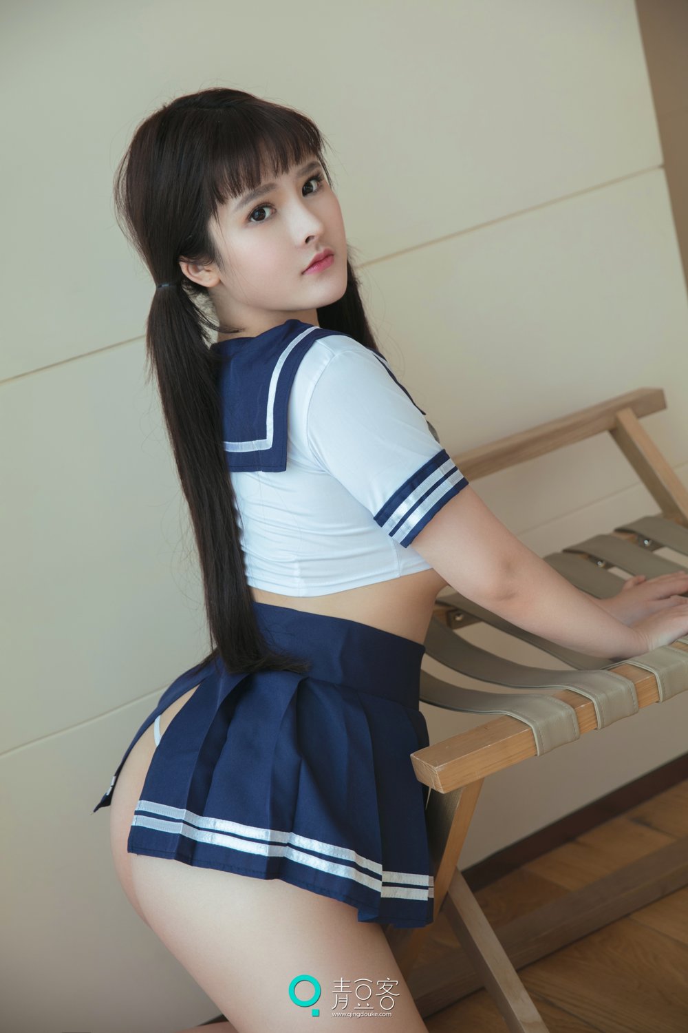 白肌女神杨漫妮 学生服与开胸内衣