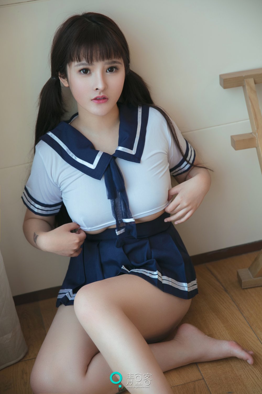 白肌女神杨漫妮 学生服与开胸内衣