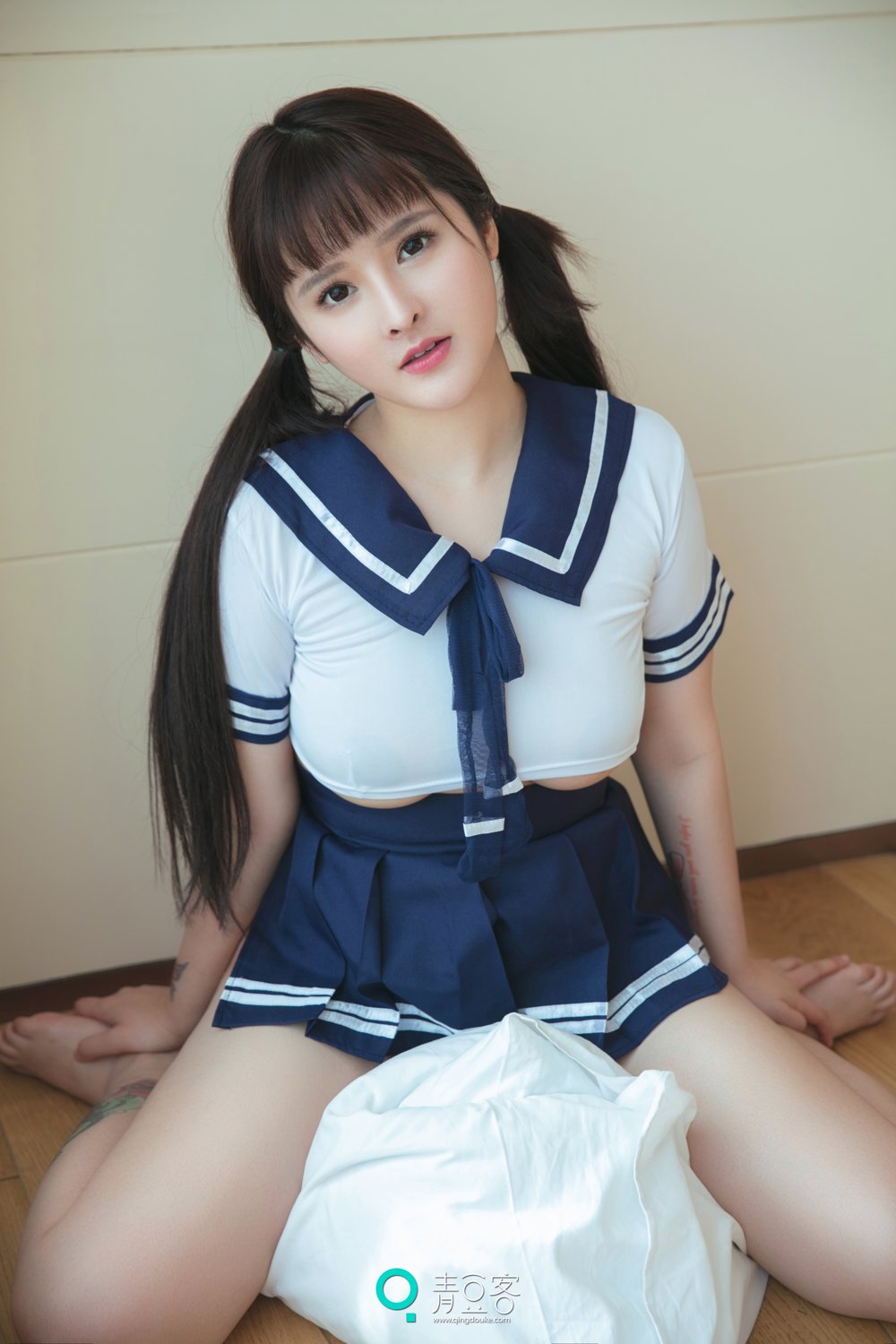 白肌女神杨漫妮 学生服与开胸内衣