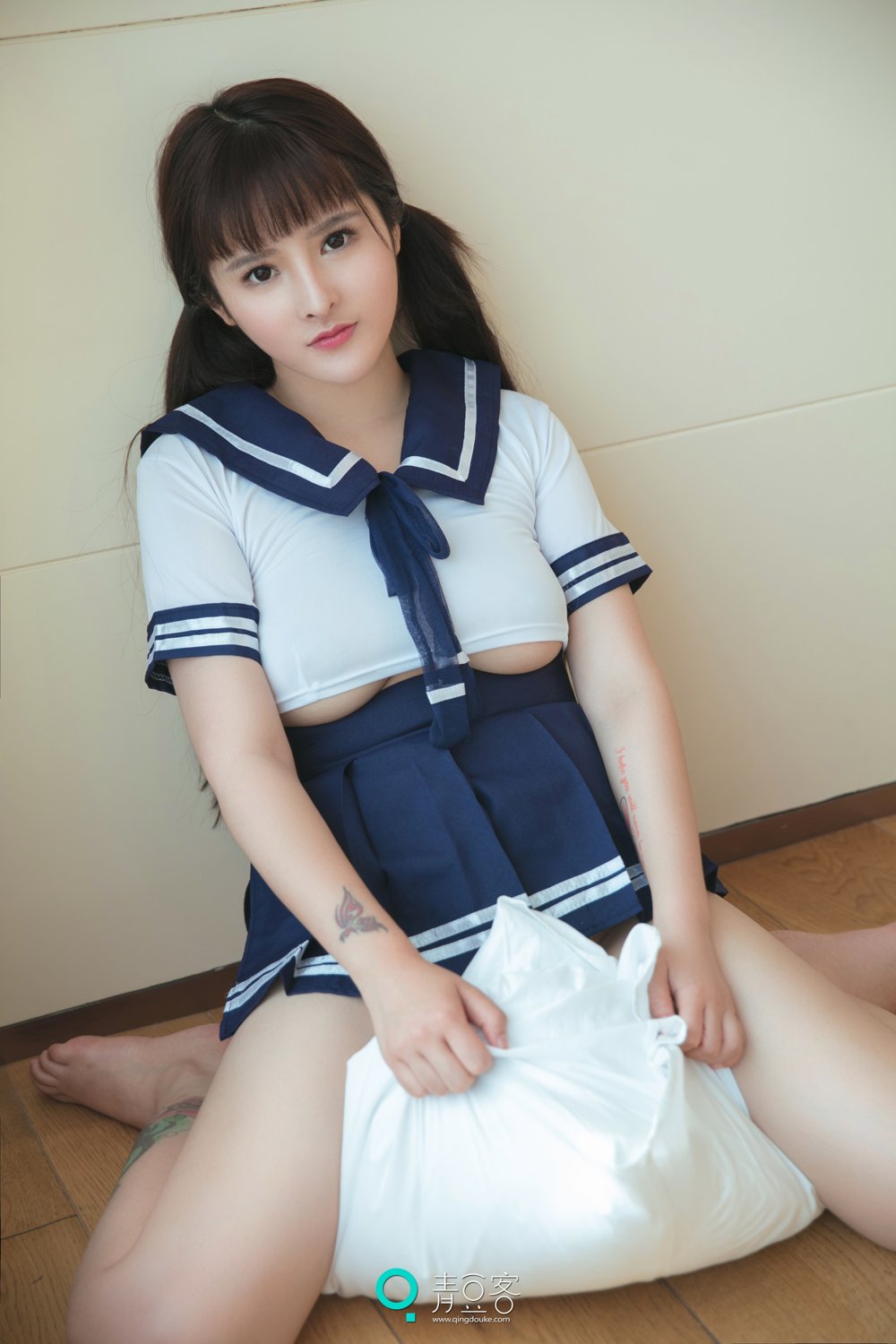 白肌女神杨漫妮 学生服与开胸内衣