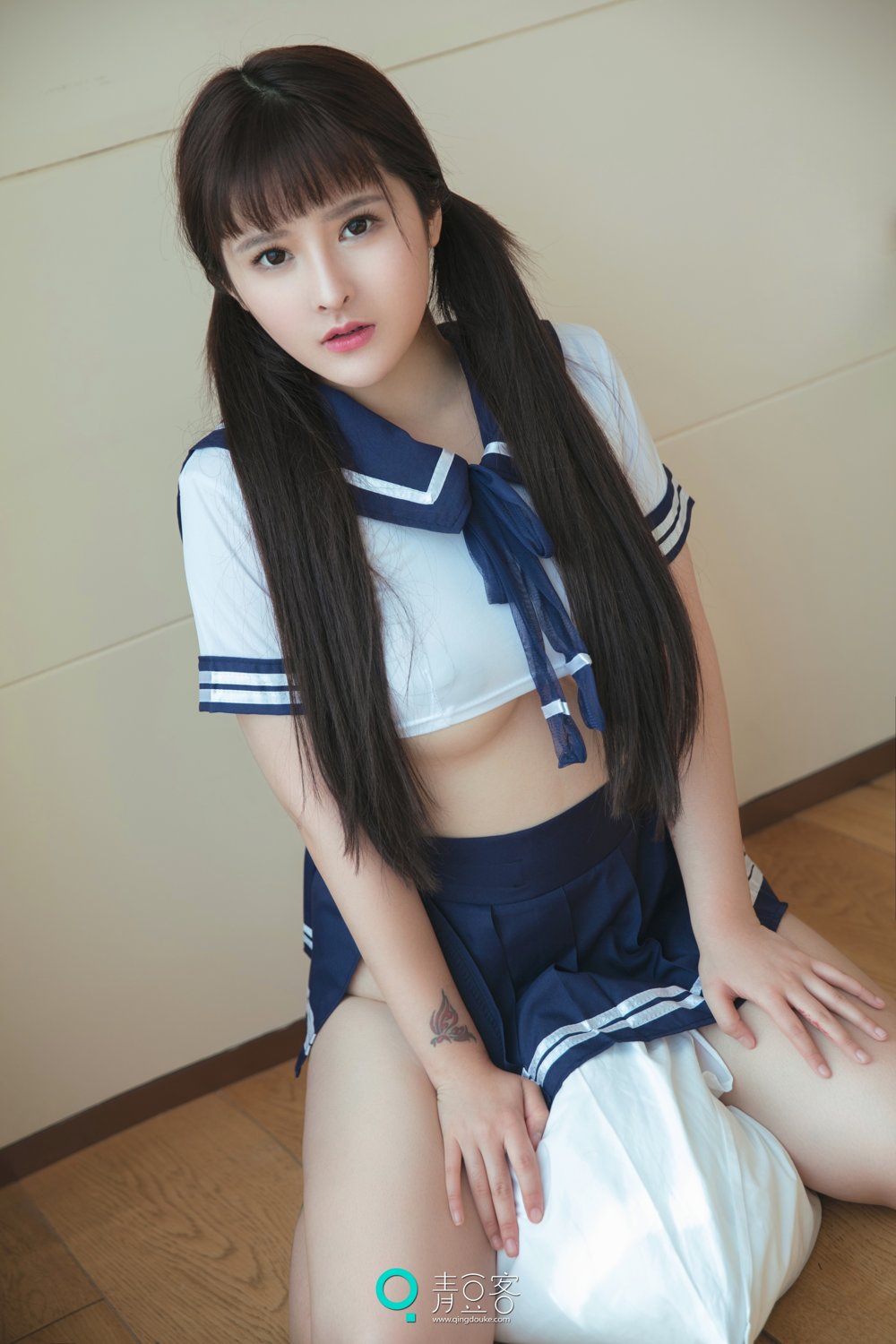 白肌女神杨漫妮 学生服与开胸内衣