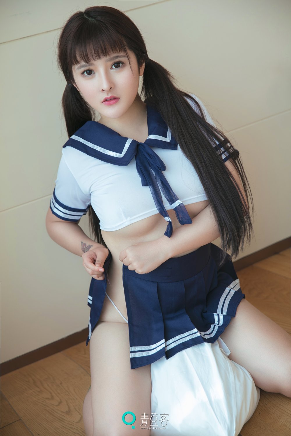 白肌女神杨漫妮 学生服与开胸内衣