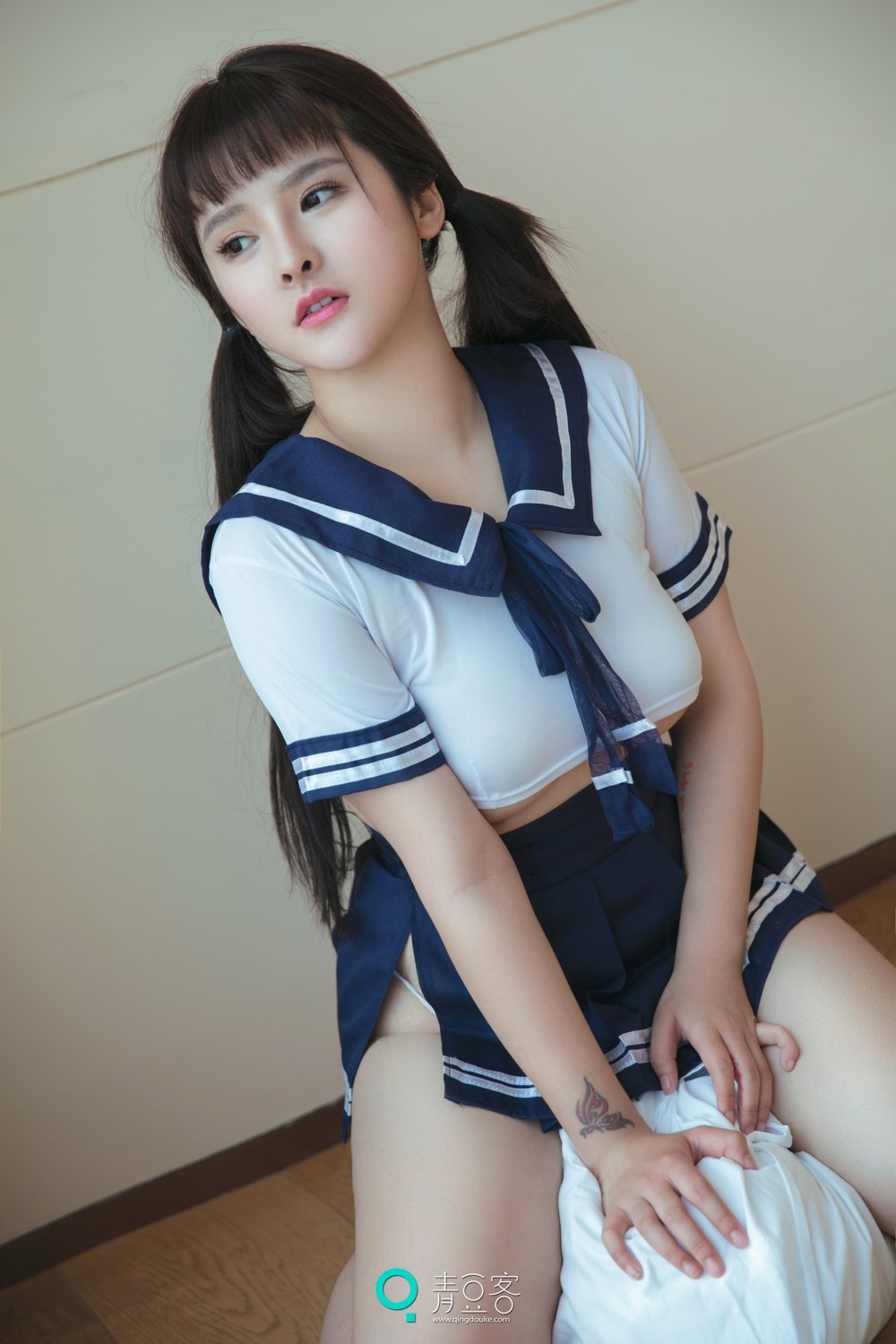 白肌女神杨漫妮 学生服与开胸内衣