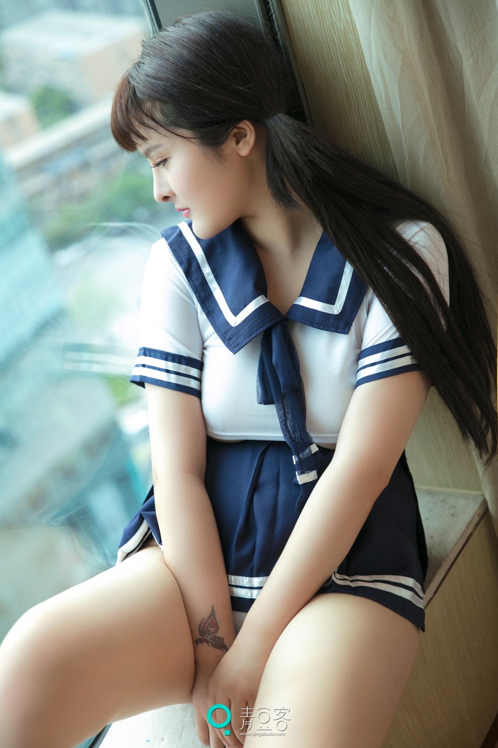 白肌女神杨漫妮 学生服与开胸内衣