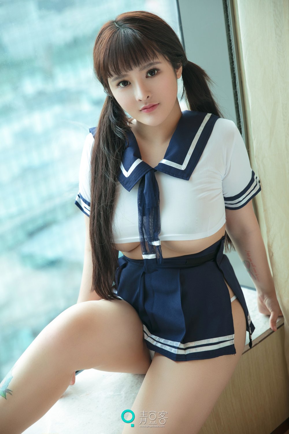 白肌女神杨漫妮 学生服与开胸内衣