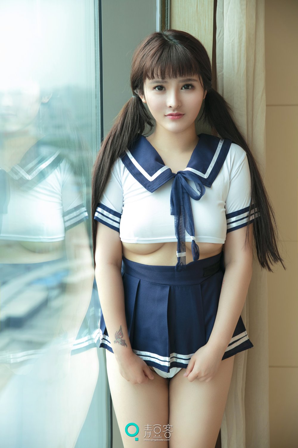 白肌女神杨漫妮 学生服与开胸内衣