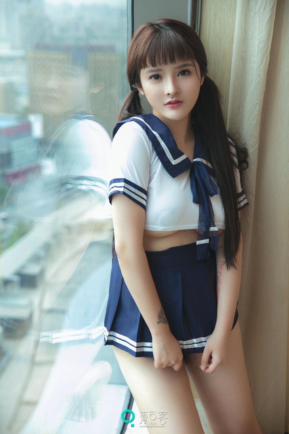 白肌女神杨漫妮 学生服与开胸内衣