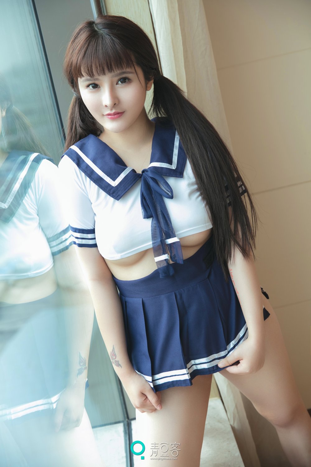 白肌女神杨漫妮 学生服与开胸内衣