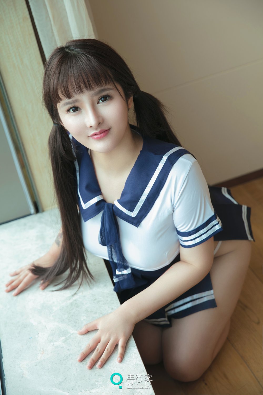 白肌女神杨漫妮 学生服与开胸内衣