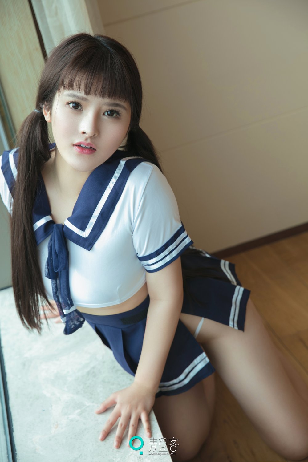 白肌女神杨漫妮 学生服与开胸内衣