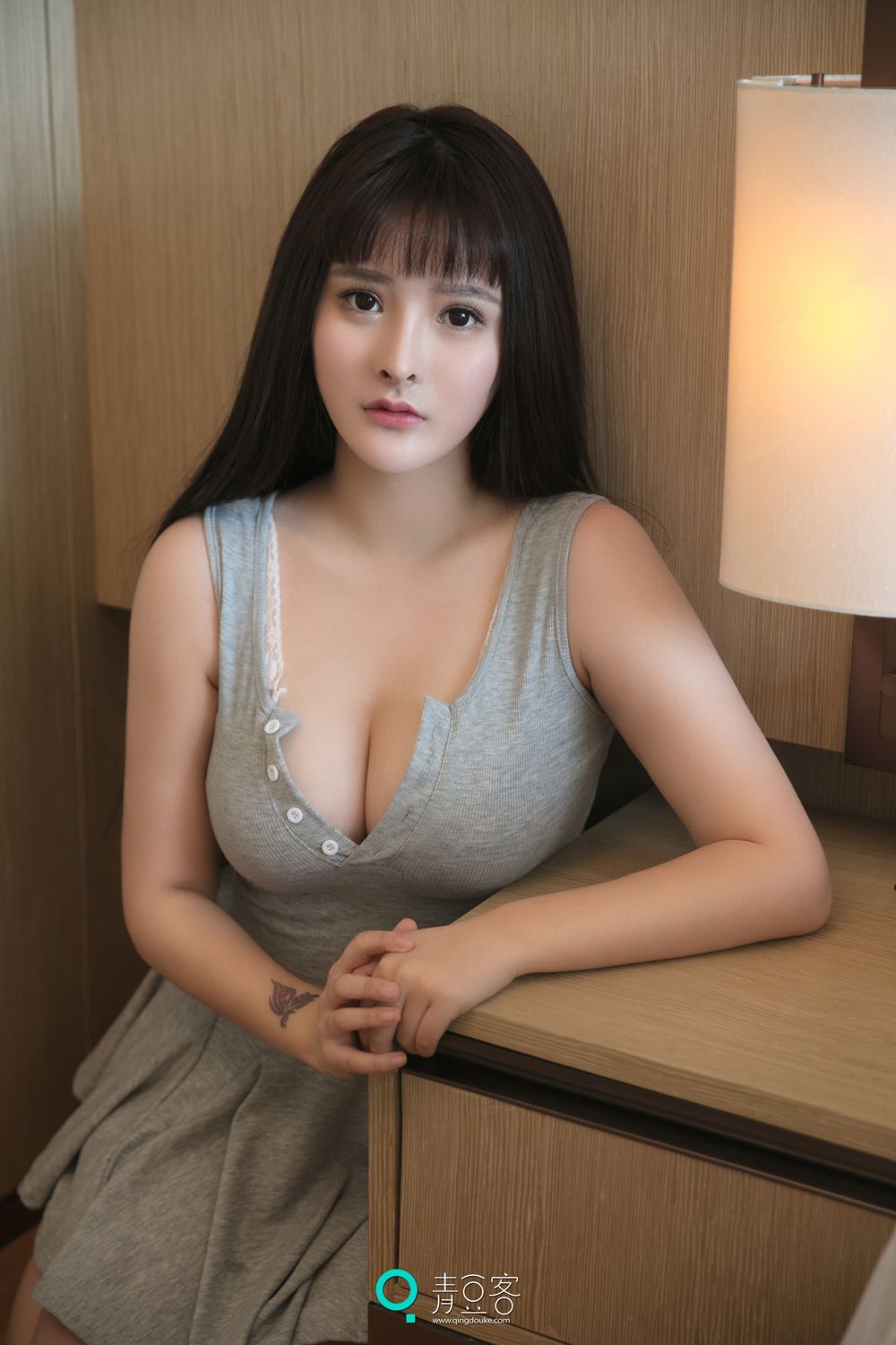 杨漫妮再临青豆客 粗布衣难掩惹火身材