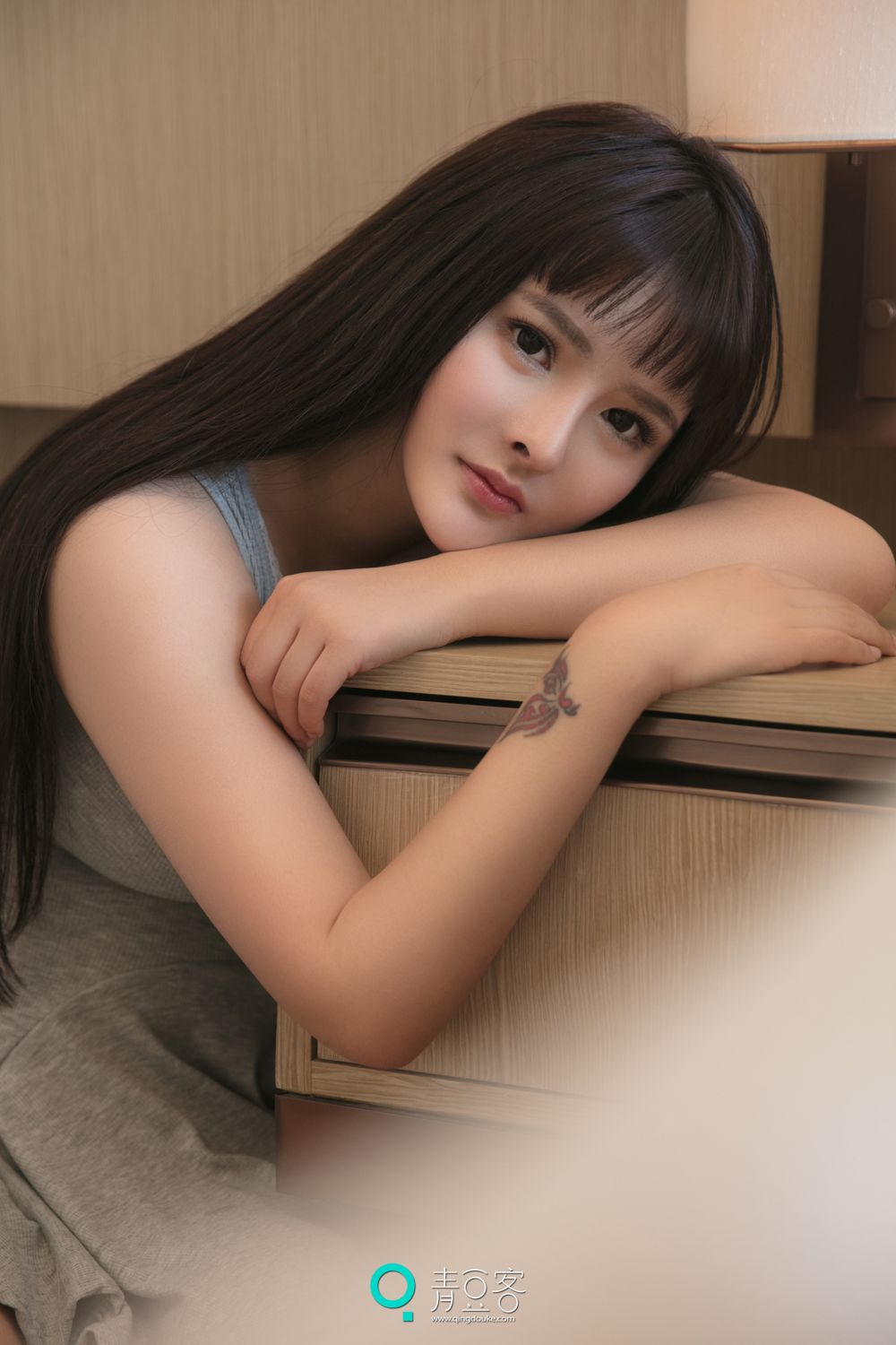 杨漫妮再临青豆客 粗布衣难掩惹火身材