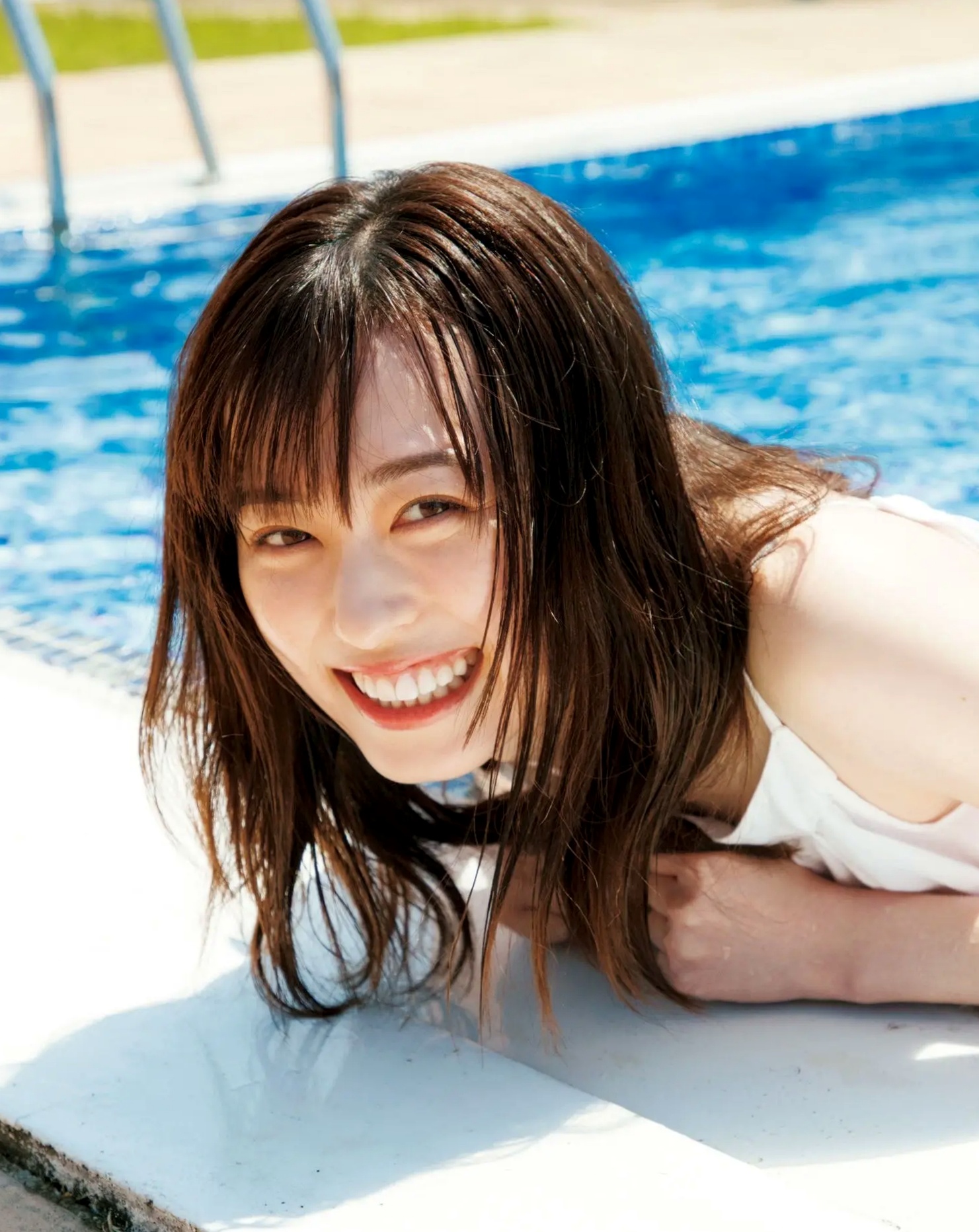 福原遥《gift》写真:日系清新治愈系户外草地泳池美照
