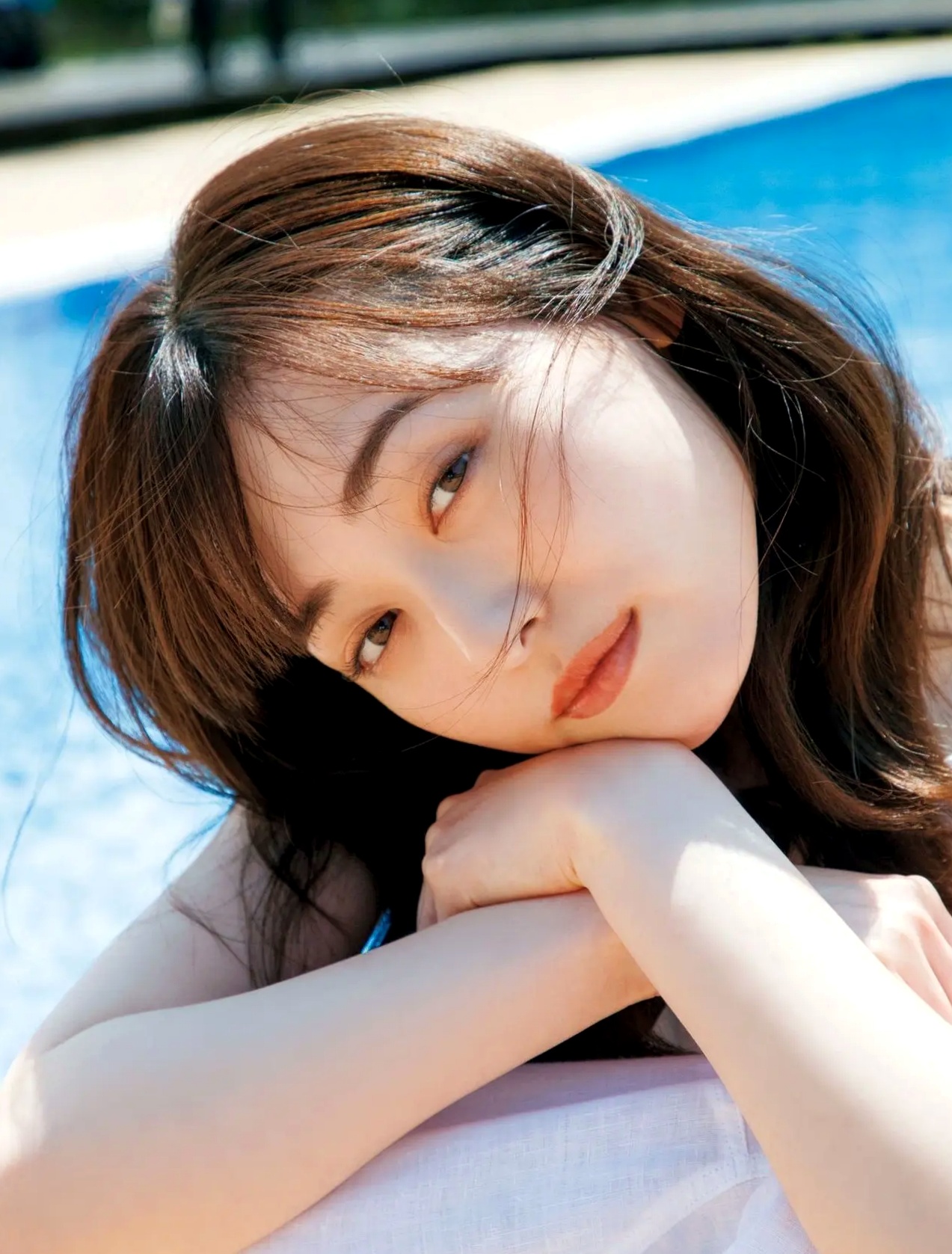 福原遥《gift》写真:日系清新治愈系户外草地泳池美照