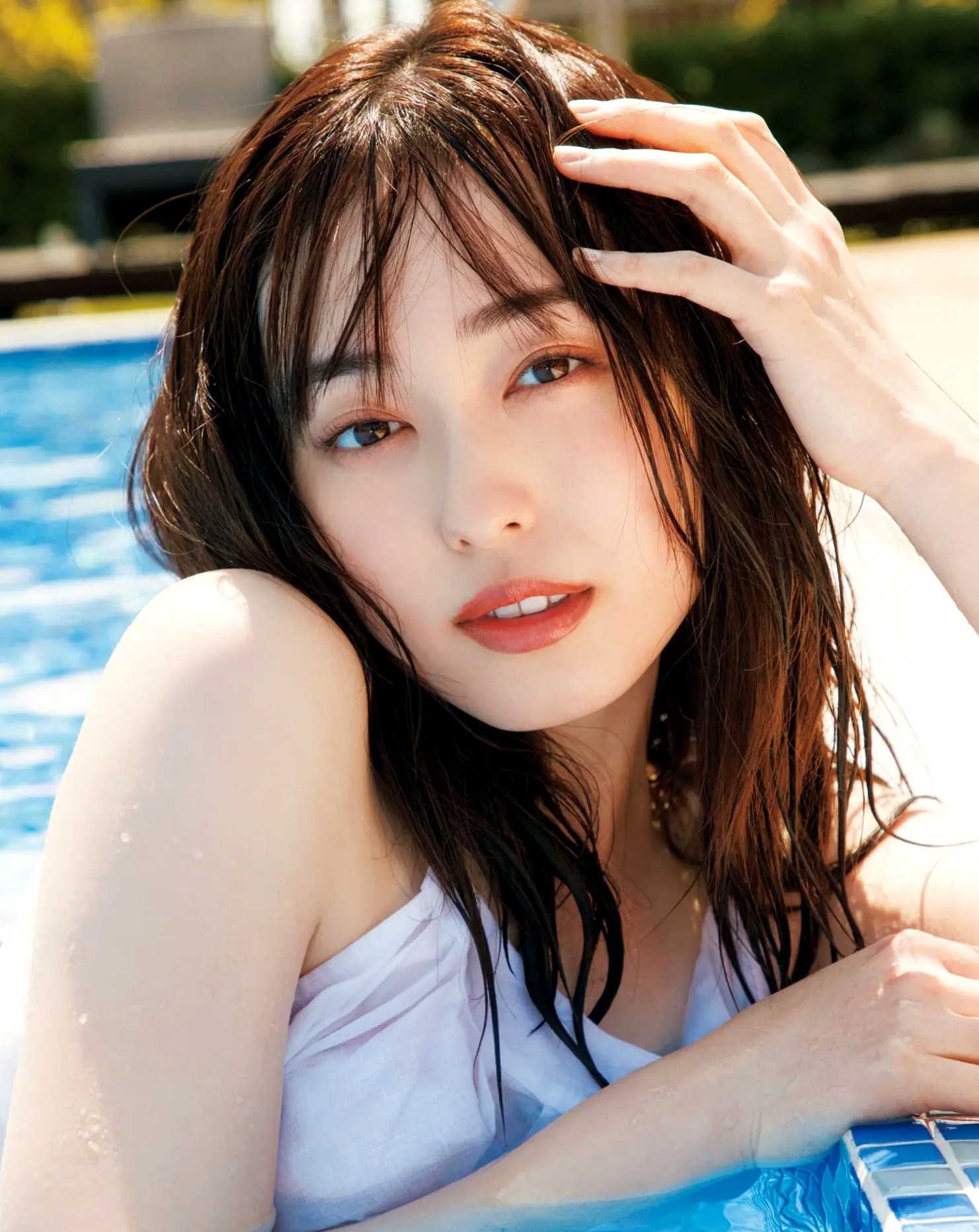 福原遥《gift》写真:日系清新治愈系户外草地泳池美照