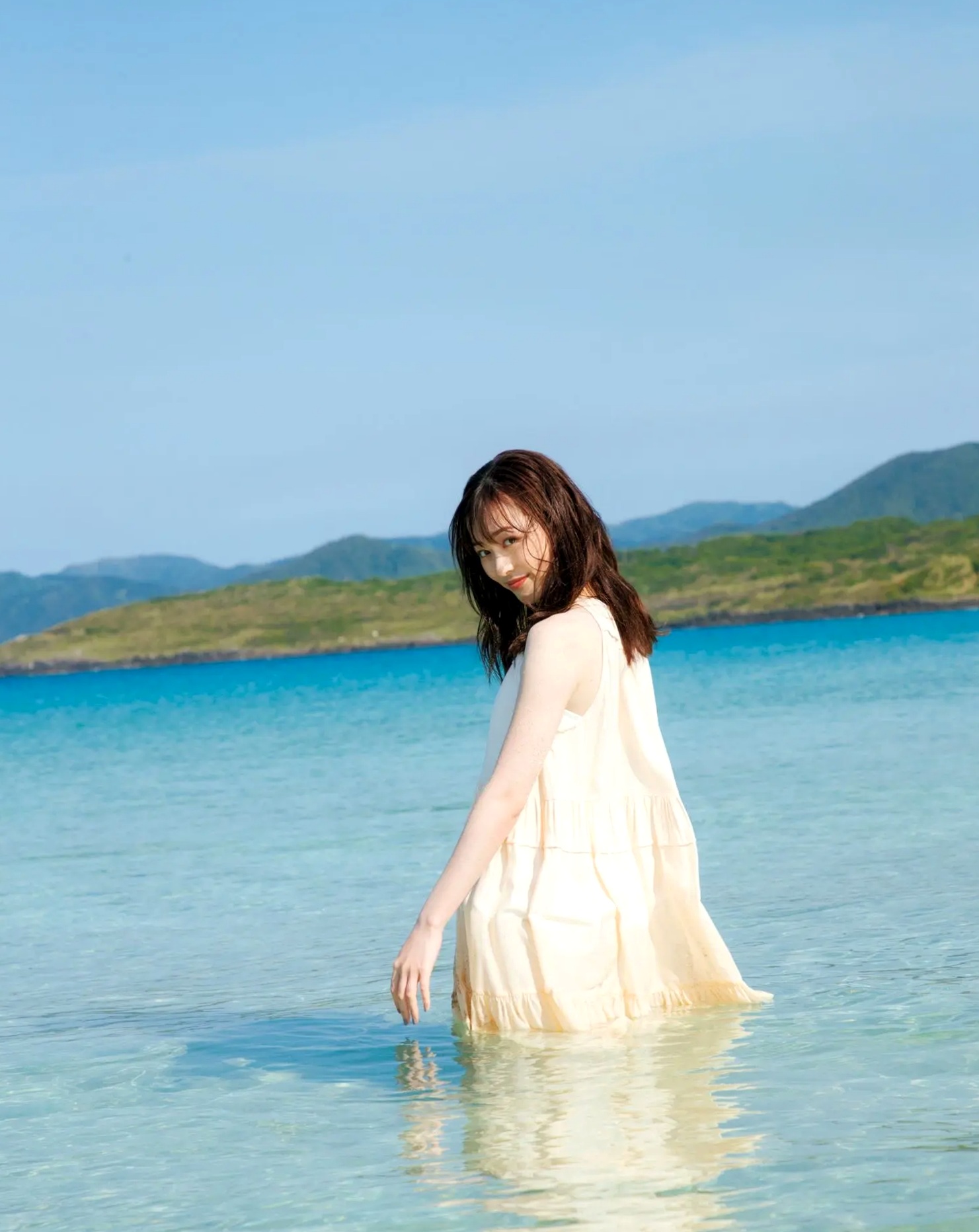 福原遥《gift》写真:日系清新治愈系户外草地泳池美照