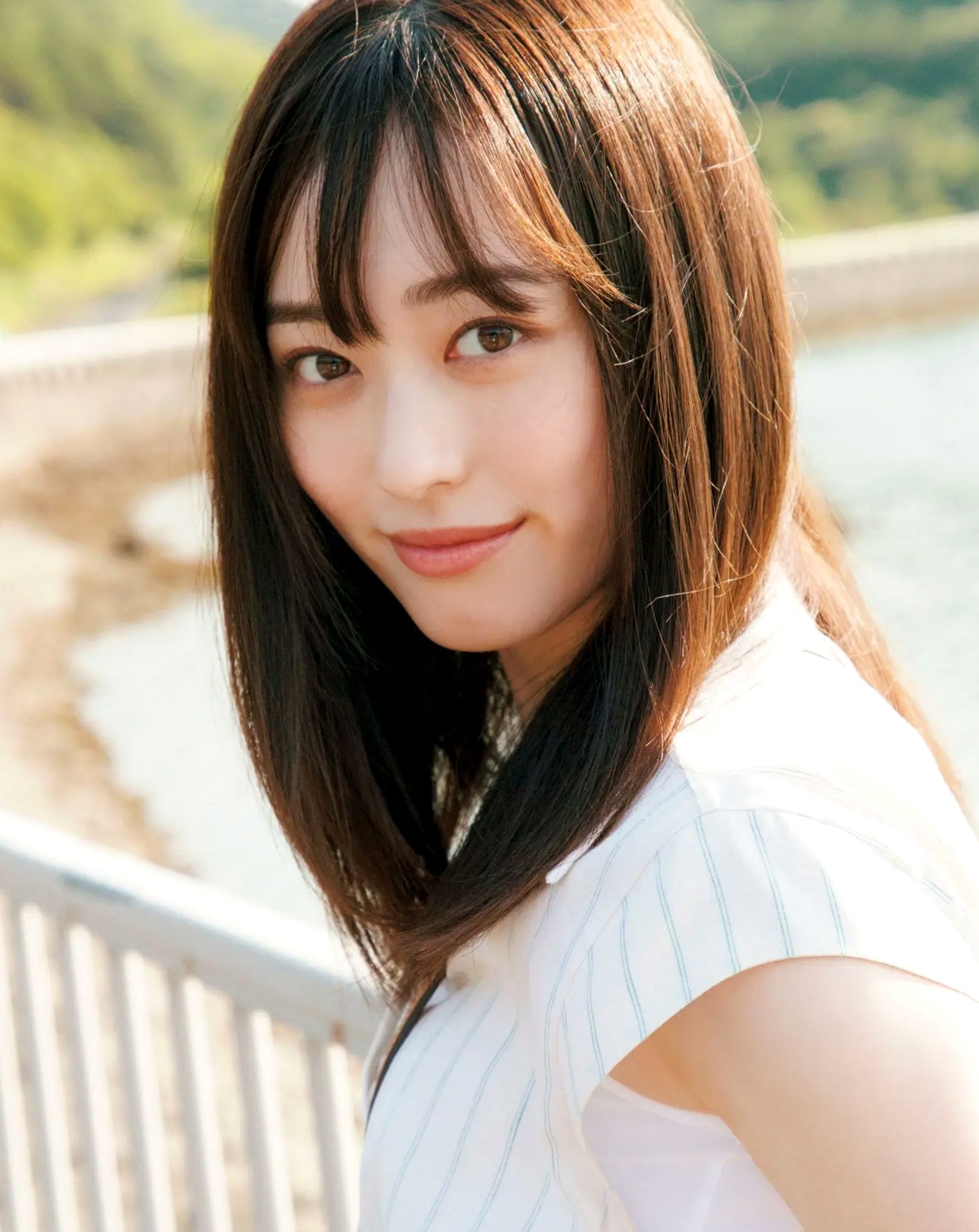 福原遥《gift》写真:日系清新治愈系户外草地泳池美照