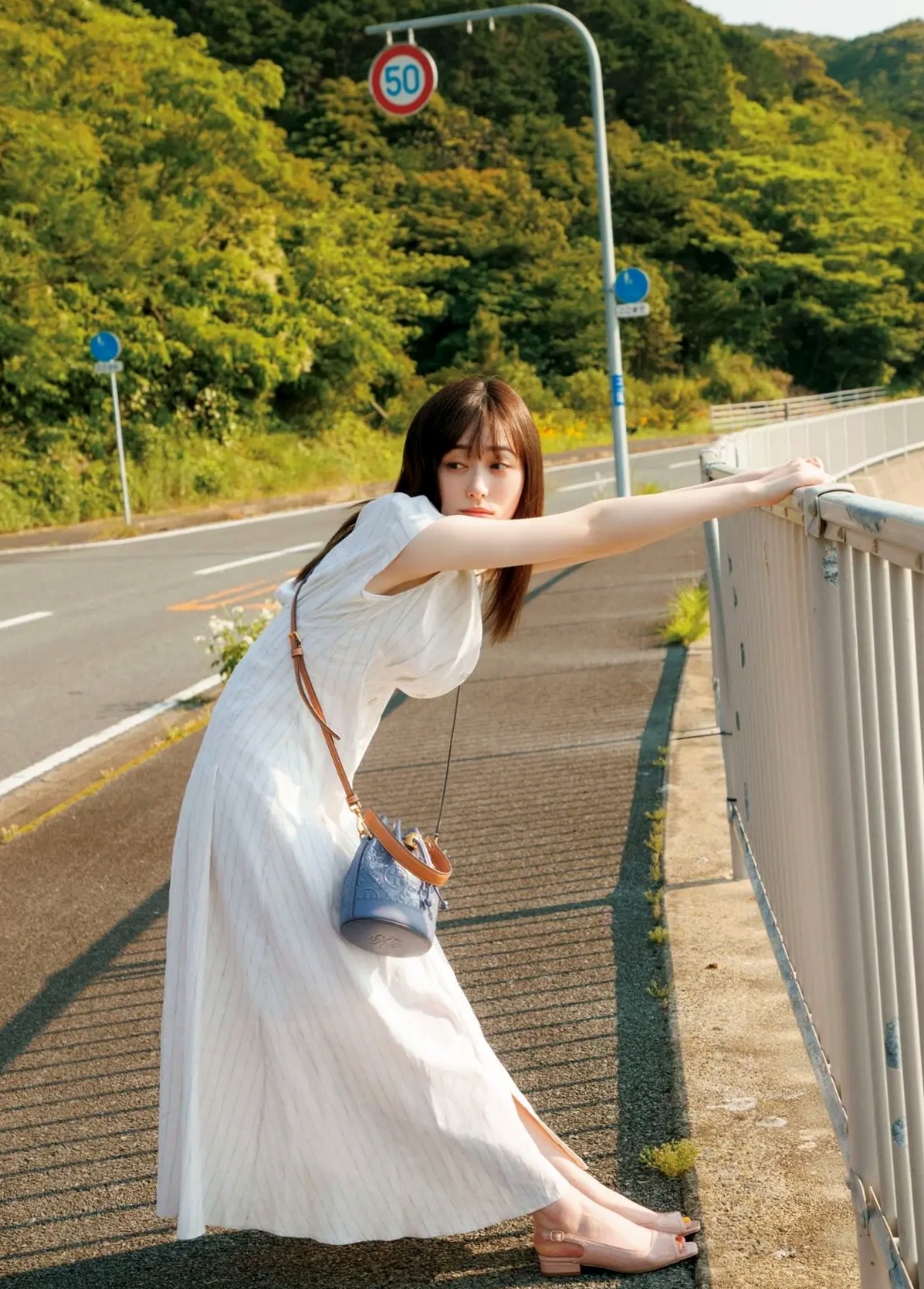 福原遥《gift》写真:日系清新治愈系户外草地泳池美照