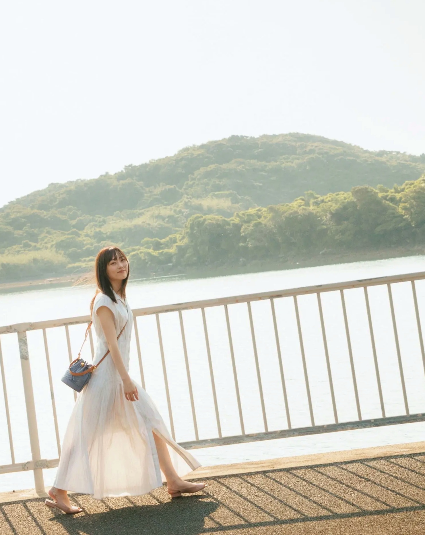 福原遥《gift》写真:日系清新治愈系户外草地泳池美照