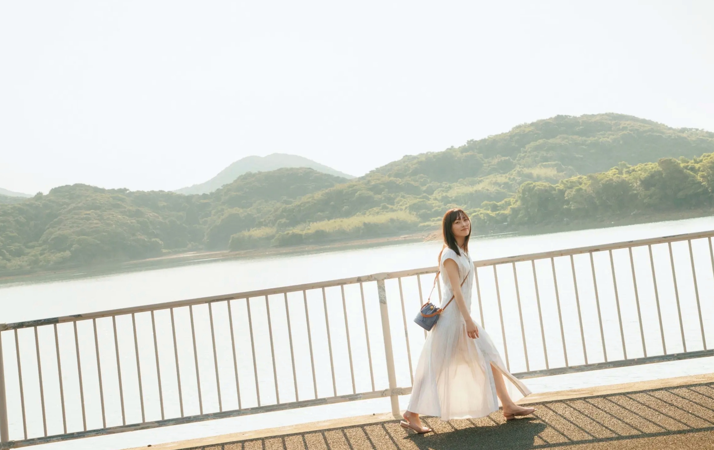 福原遥《gift》写真:日系清新治愈系户外草地泳池美照