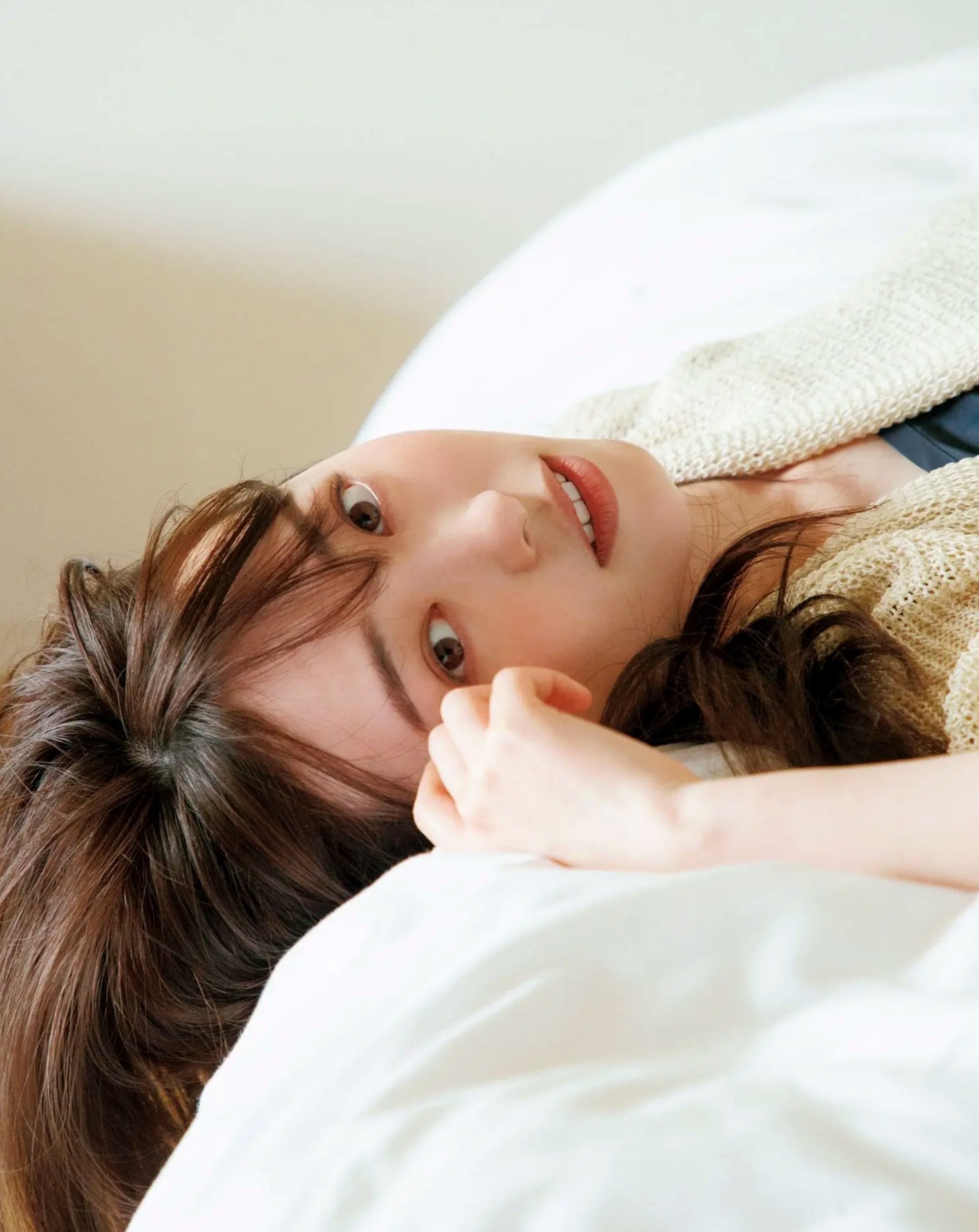 福原遥《gift》写真:日系清新治愈系户外草地泳池美照