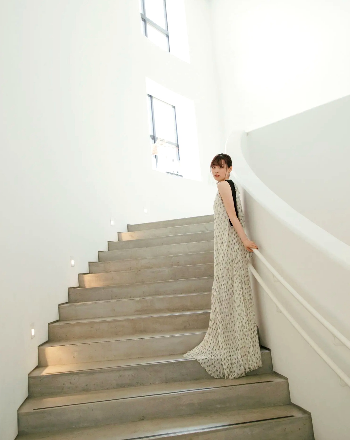 福原遥《gift》写真:日系清新治愈系户外草地泳池美照
