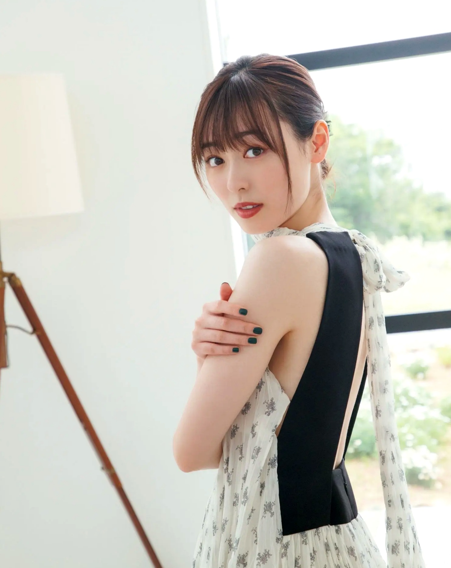 福原遥《gift》写真:日系清新治愈系户外草地泳池美照