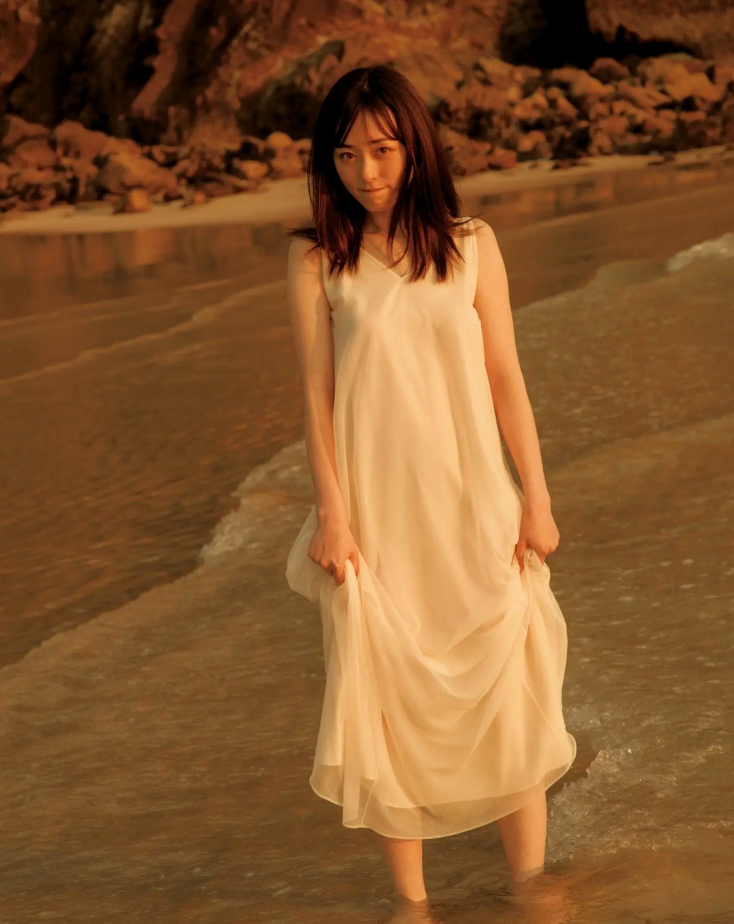 福原遥《gift》写真:日系清新治愈系户外草地泳池美照