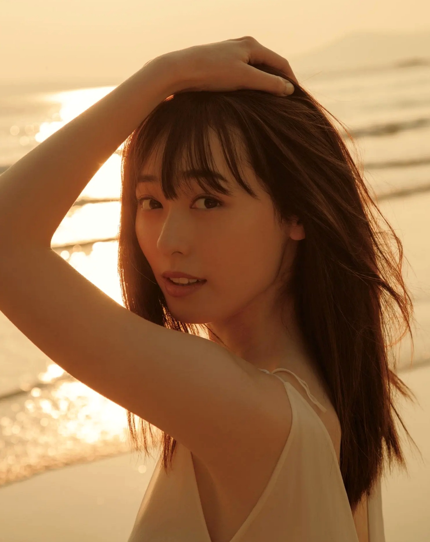 福原遥《gift》写真:日系清新治愈系户外草地泳池美照