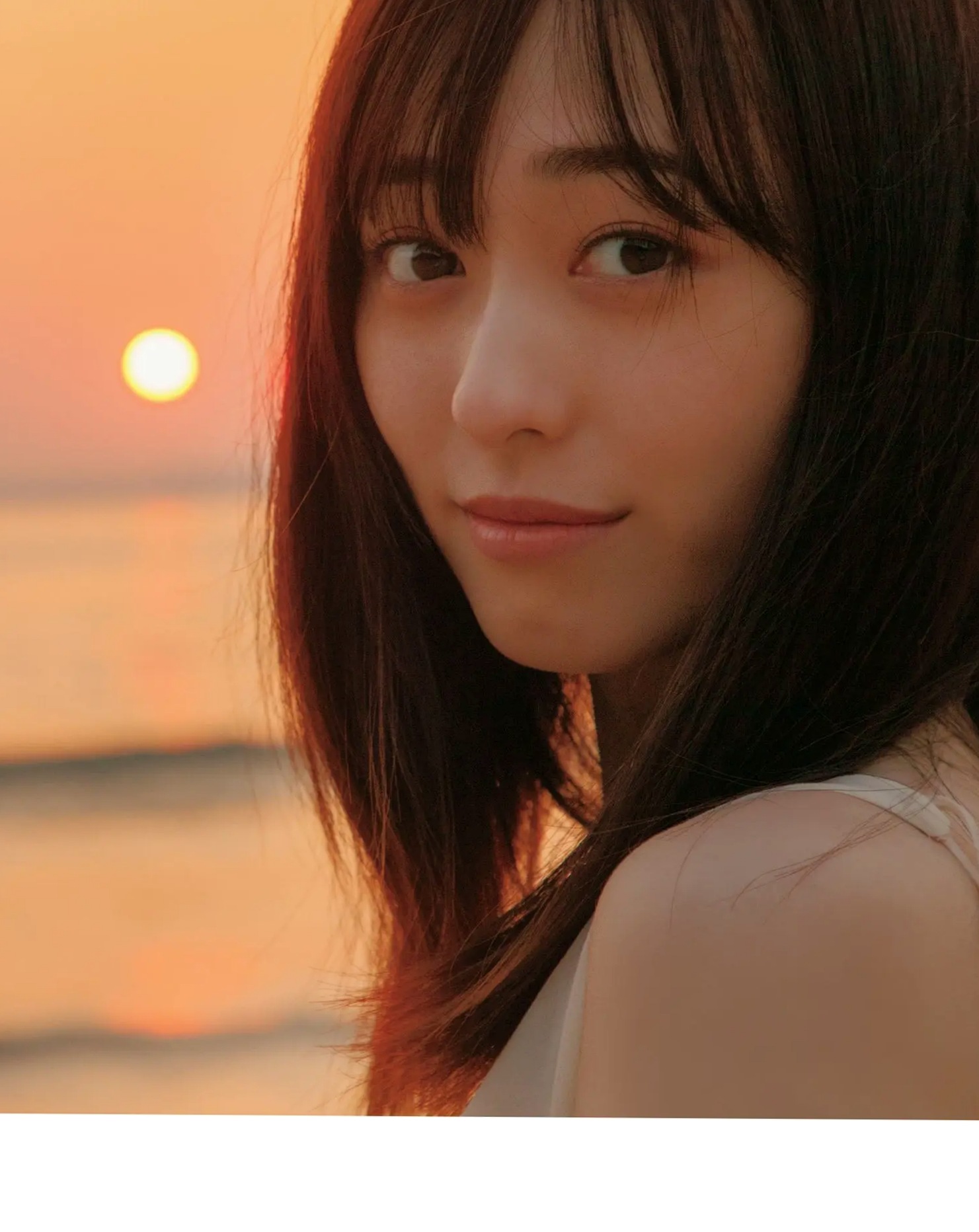 福原遥《gift》写真:日系清新治愈系户外草地泳池美照
