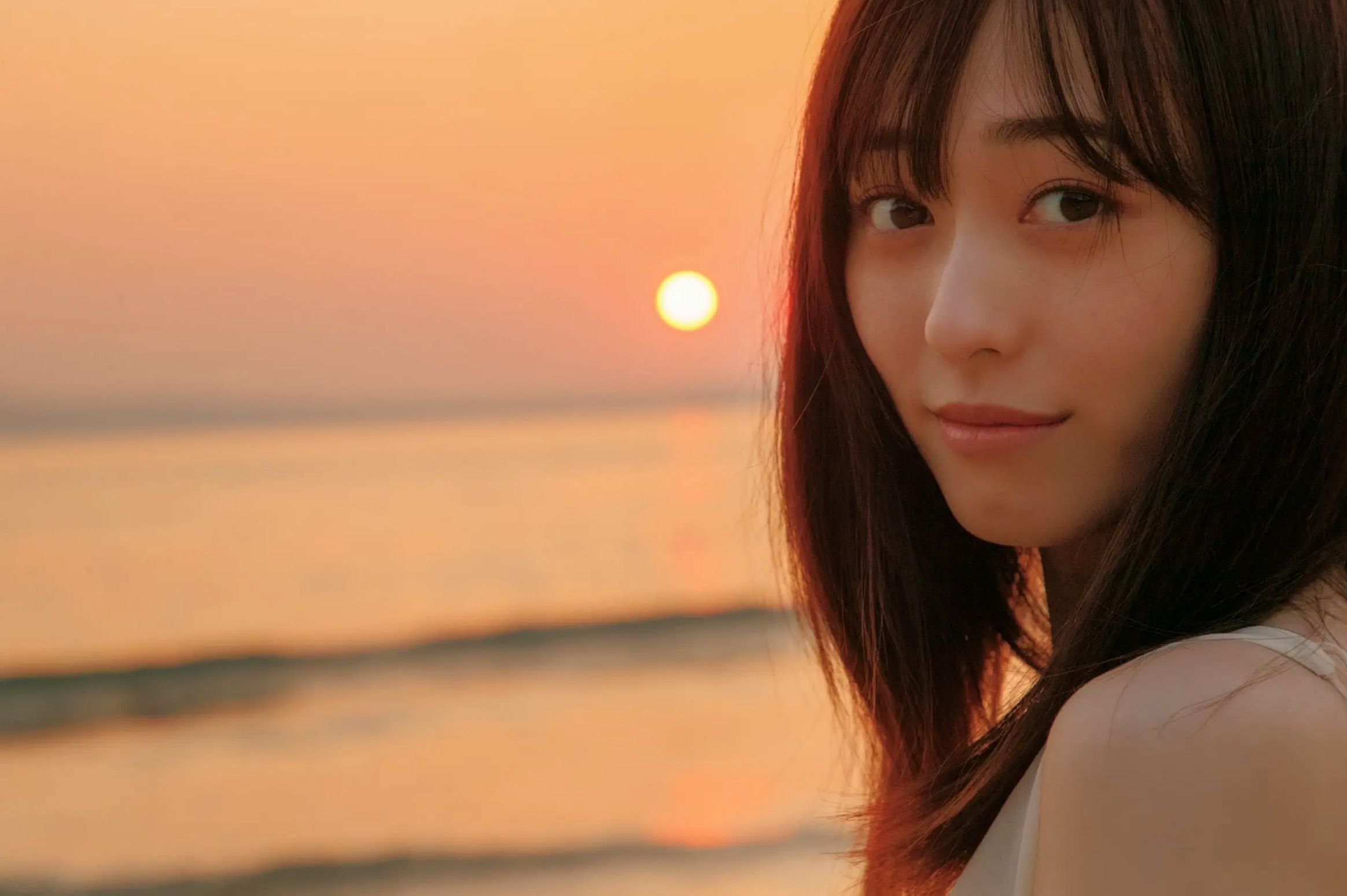福原遥《gift》写真:日系清新治愈系户外草地泳池美照