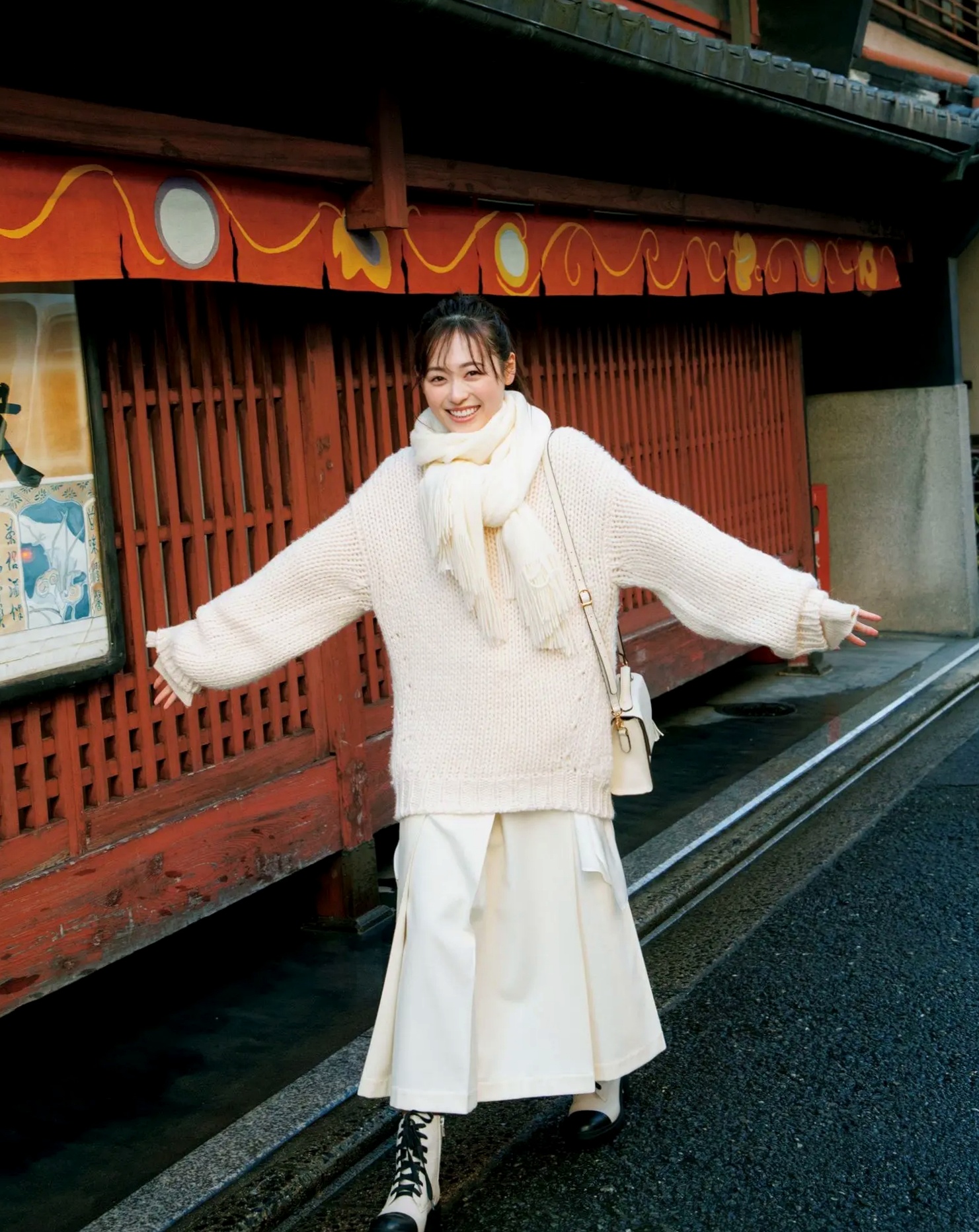 福原遥《gift》写真:日系清新治愈系户外草地泳池美照