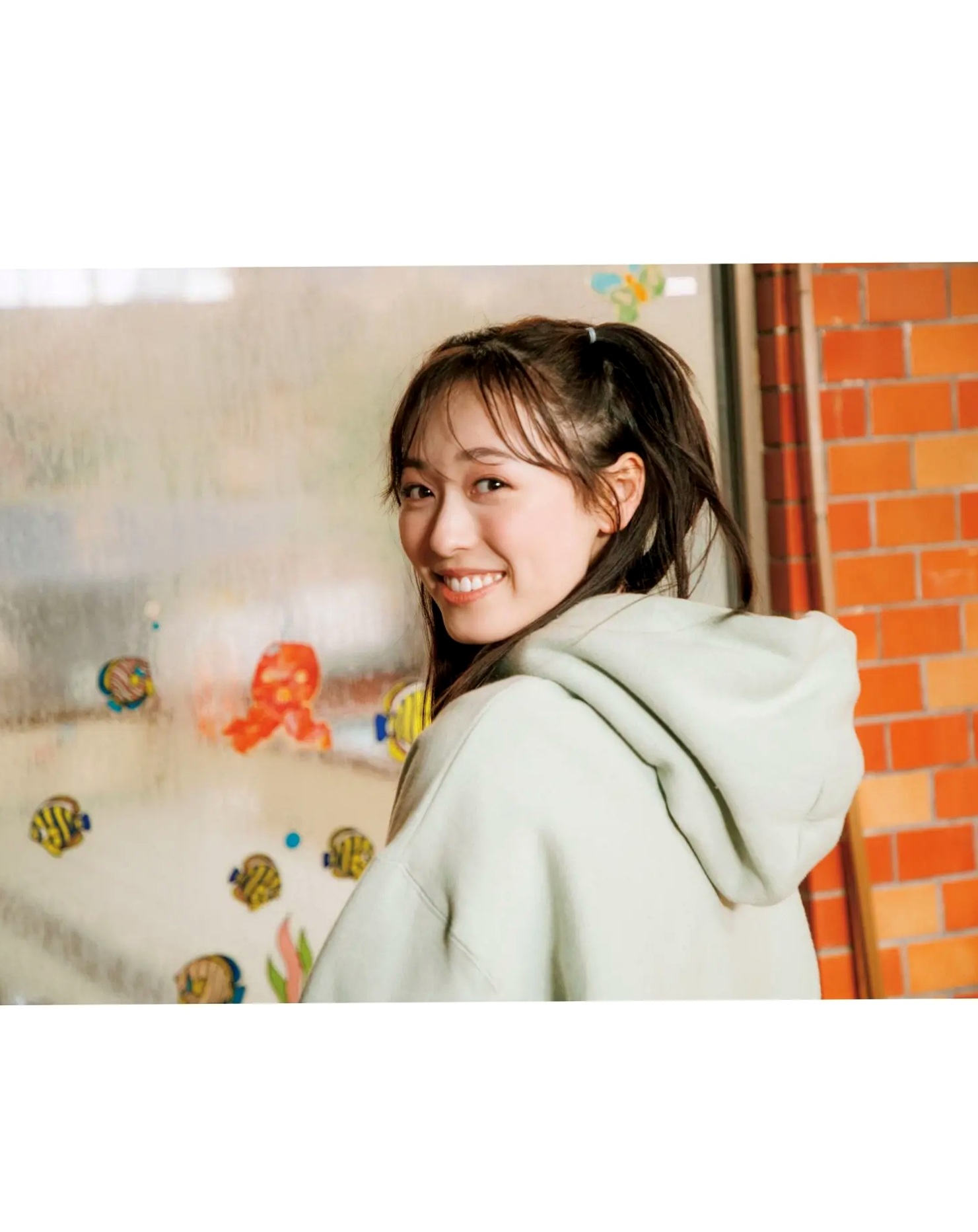 福原遥《gift》写真:日系清新治愈系户外草地泳池美照
