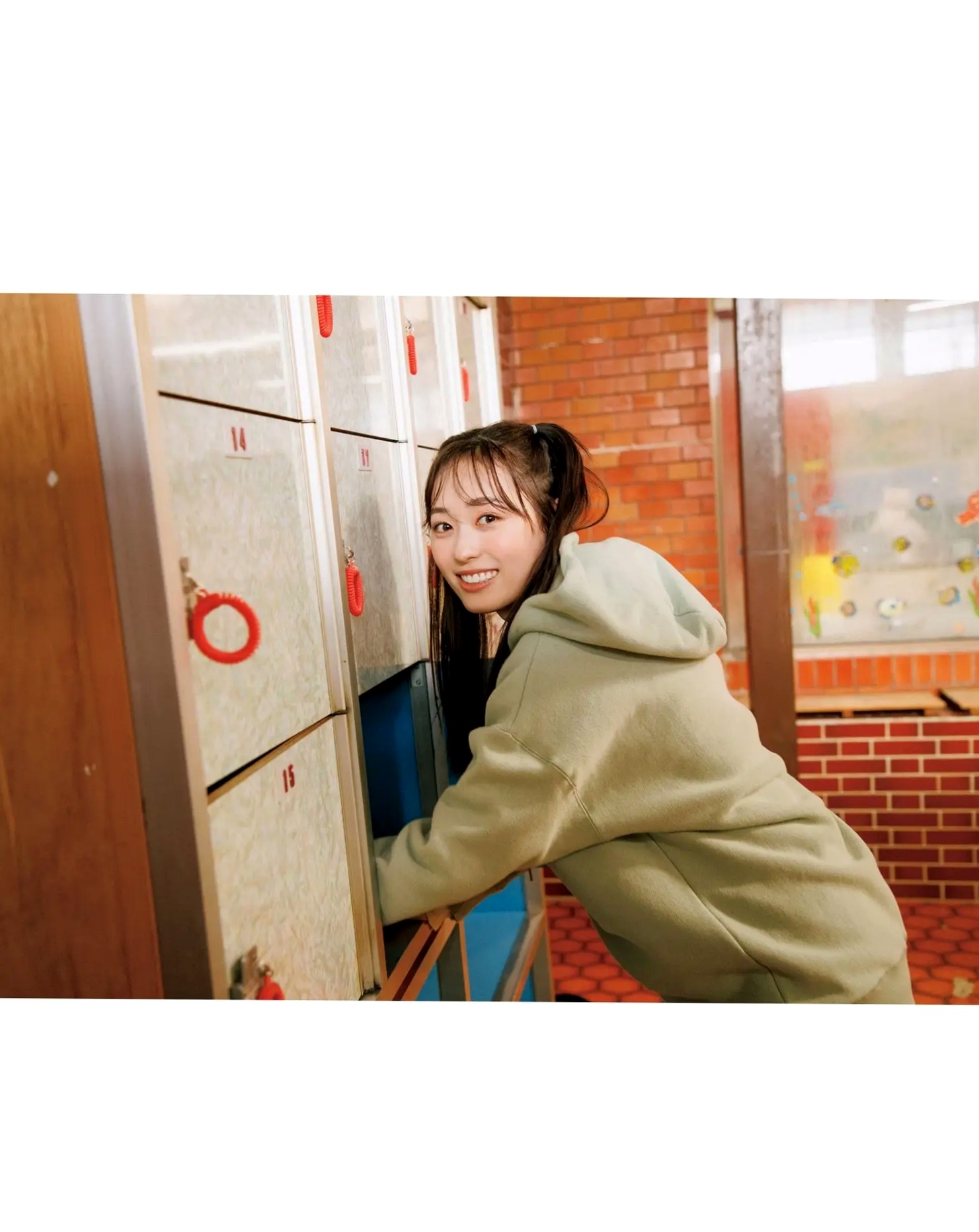 福原遥《gift》写真:日系清新治愈系户外草地泳池美照